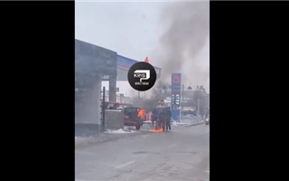 В Таразе автомобиль загорелся на заправке - видео