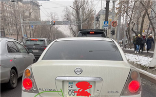 Алматинцев взволновал автомобиль с кровавым следом возле багажника