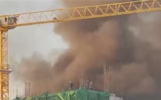 Строителей с помощью крана спасли из пожара в Астане
