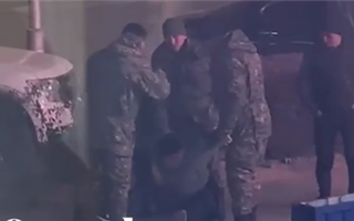 Военные прокомментировали видео, на котором насильно увозили мужчину из Актау