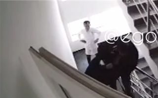 Мужчина избил женщину на глазах бездействующего врача в больнице Туркестанской области - видео