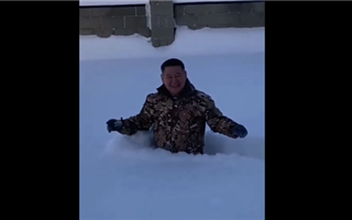 В Усть-Каменогорске люди ходят по пояс в снегу - видео