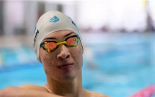 Казахстанец установил рекорд и вышел в полуфинал ЧМ по плаванию