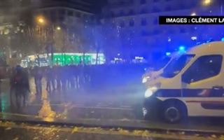 В Париже полицейские применили слезоточивый газ для разгона болельщиков