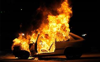 В Караганде мужчина в состоянии алкогольного опьянения поджег чужой автомобиль