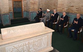 Касым-Жомарт Токаев посетил мавзолей Толе би в Ташкенте
