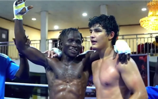 Африканский боксёр обрадовался, когда ему по ошибке объявили ничью с казахстанцем - видео