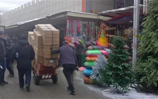 «Таких скудных продаж не было даже после карантина»: торговцы алматинской барахолки переживают тяжелые  времена