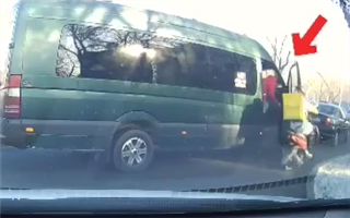 Мопедист врезался в открывшуюся дверь автобуса, который выпустил пассажира на перекрёстке - видео