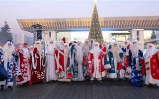Почти 70 Дедов Морозов устроили настоящий сюрприз взрослым и детям в Алматы