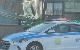 Автобус врезался в подземный переход в Алматы - видео