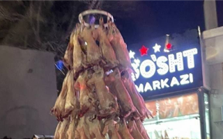 В Ташкенте на улице установили ёлку из бараньих туш