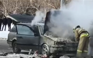 В Астане машина загорелась посреди дороги - видео