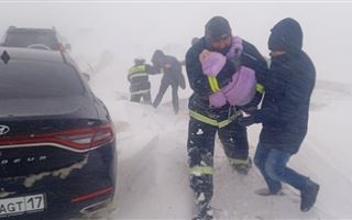 37 детей спасли из снежного плена на трассе в Жамбылской области