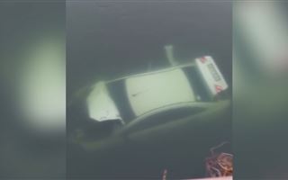В ЗКО погибли два человека из-за падения автомобиля в воду