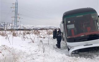 Автобус с 80 детьми застрял в снежном заносе в Алматинской области