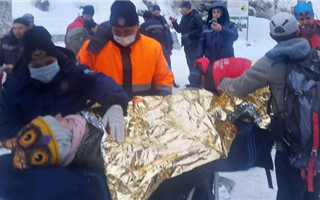 Попавшую под лавину туристку нашли спасатели в алматинских горах