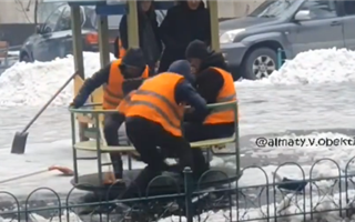 Коммунальщики на детской карусели растрогали алматинцев
