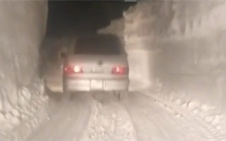 На трассе Усть-Каменогорск-Самарское образовался снежный коридор - видео