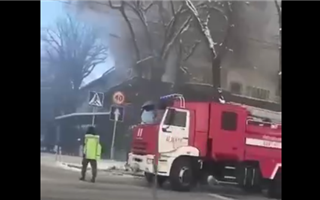 В центре Алматы загорелся дом