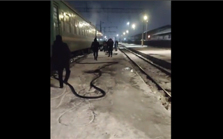 "Пенсионерка ползком добиралась до поезда" - в Таразе пожаловались на лёд на вокзале