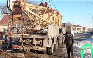 Строительный кран упал на внедорожник в Кокшетау