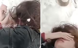"Мына қо*ақбасты көрсет!": Алматыда оқушы қыздардың төбелескен видеосы тарады