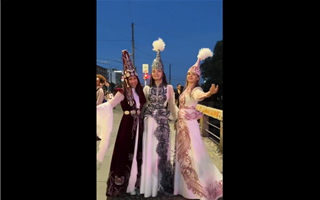 Девушки в казахских национальных нарядах покорили итальянцев - видео