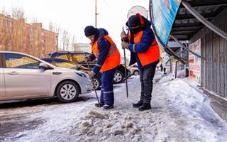 Тротуары и дороги очищают ото льда в Астане