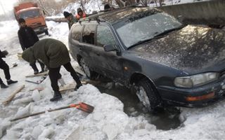 Автомобили примерзли к дороге в Алматинской области