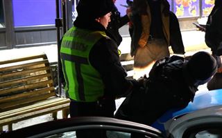 В Алматы задержали двух мужчин с оружием в нетрезвом состоянии