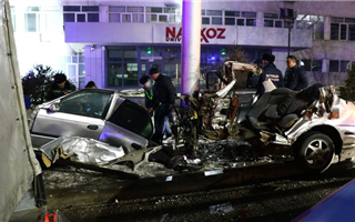В Алматы автомобиль разорвало пополам: погибли три человека