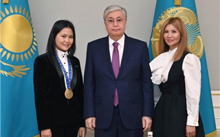 Касым-Жомарт Токаев лично поздравил чемпионку мира по блицу Бибисару Асаубаеву