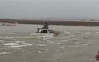 Автомобиль унесло потоком воды во время паводка на юге Казахстана
