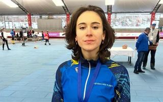 Казахстанка Алина Дауранова завоевала "золото" Кубка мира среди юниоров по конькобежному спорту