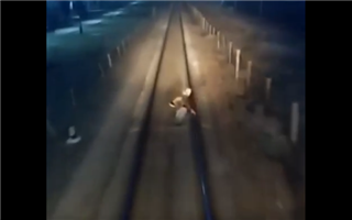 В Казнете появилось видео из поезда, который сбил человека