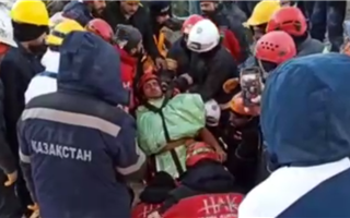 Казахстанские спасатели вытащили из-под завалов троих человек в Турции - видео