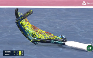Казахстанский теннисист сломал три ракетки за полминуты во время матча во Франции