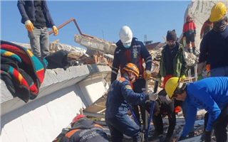 Тело второго казахстанца достали из-под завалов в Турции