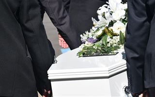 Женщина уронила телефон в могилу во время похорон