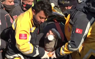 В Турции нашли выжившего, который был под завалами восемь суток