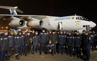В Астане встретили казахстанских спасателей, прибывших из Турции