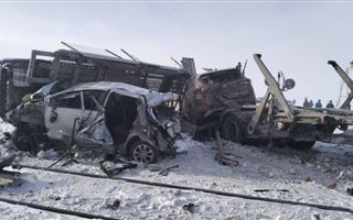 Поезд и автовоз столкнулись в Актюбинской области
