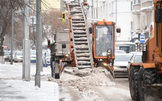 В столице на уборке снега задействовали более двух тысяч дорожных рабочих