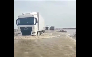 Талые воды залили трассу Астана-Алматы - видео