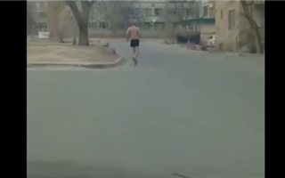 Мужчина в Актау в одних трусах пытался открывать чужие машины - видео