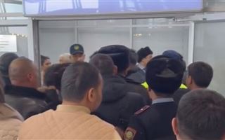 Пассажиры Fly Arystan устроили скандал в аэропорту Астаны