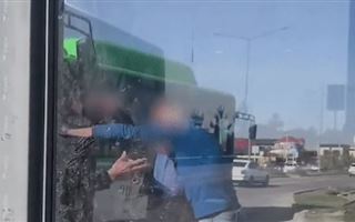 Водители двух автобусов подрались из-за пассажиров в Шымкенте