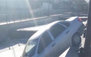 Автомобиль упал в реку в Алматы