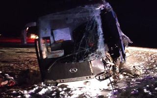 Автобус, ехавший в Казахстан, попал в смертельное ДТП в Алтайском крае